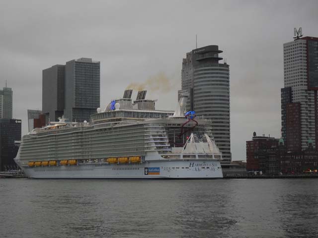 Cruiseschip ms Harmony of the Seas van Royal Caribbean International aan de Cruise Terminal Rotterdam